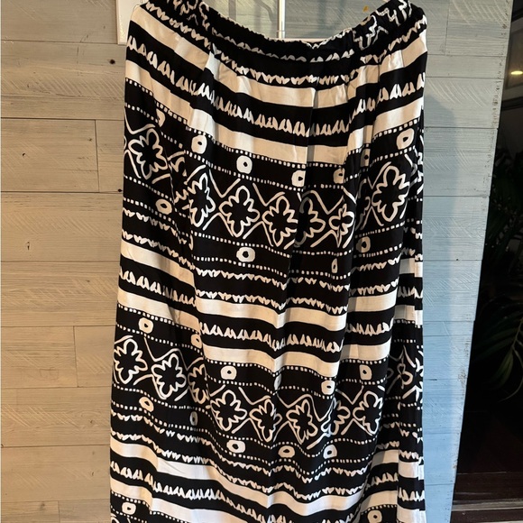 Stylish Black and White Patterned Skirt - Picture 2 of 3